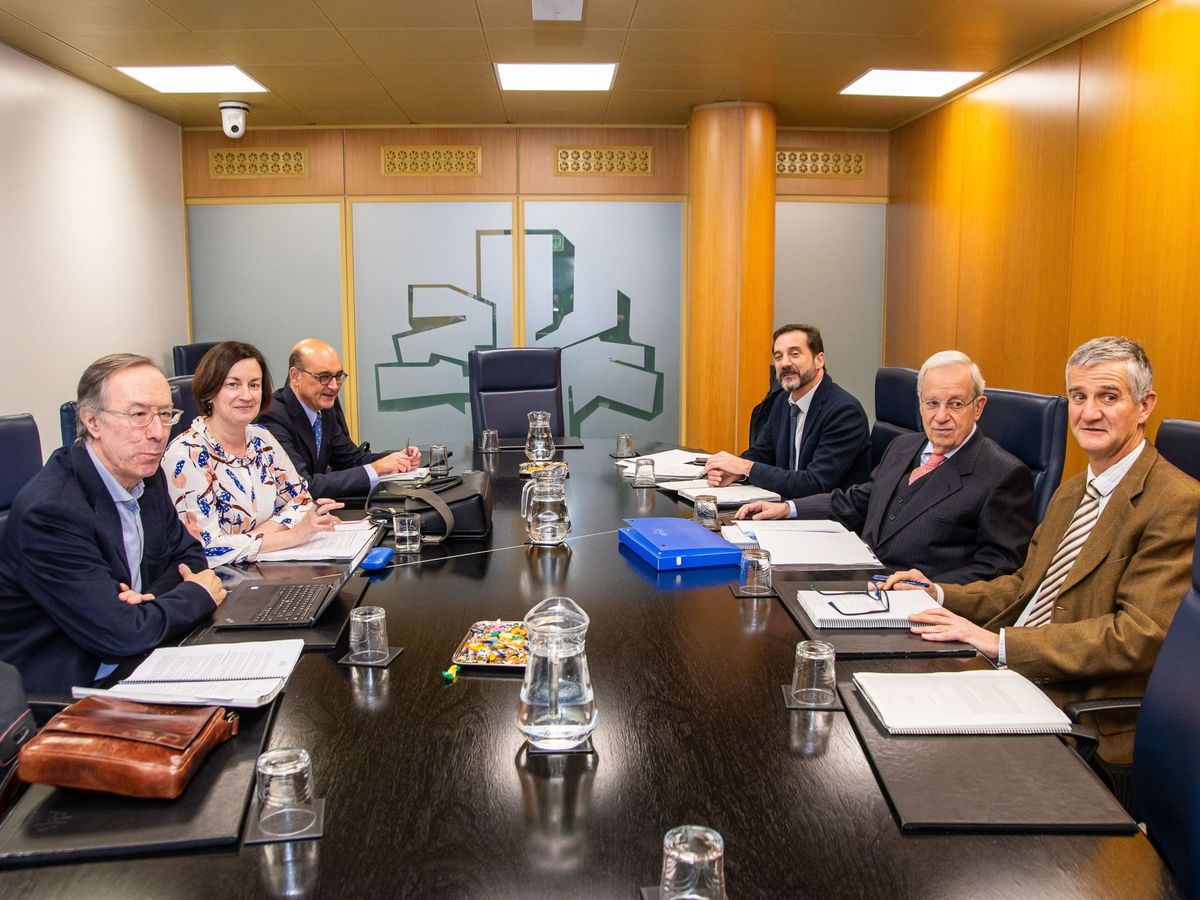 Foto: Última reunión de los juristas de la comisión de expertos, este lunes, en el Parlamento vasco en presencia del letrado de la Cámara Andoni Iturbe (derecha). 