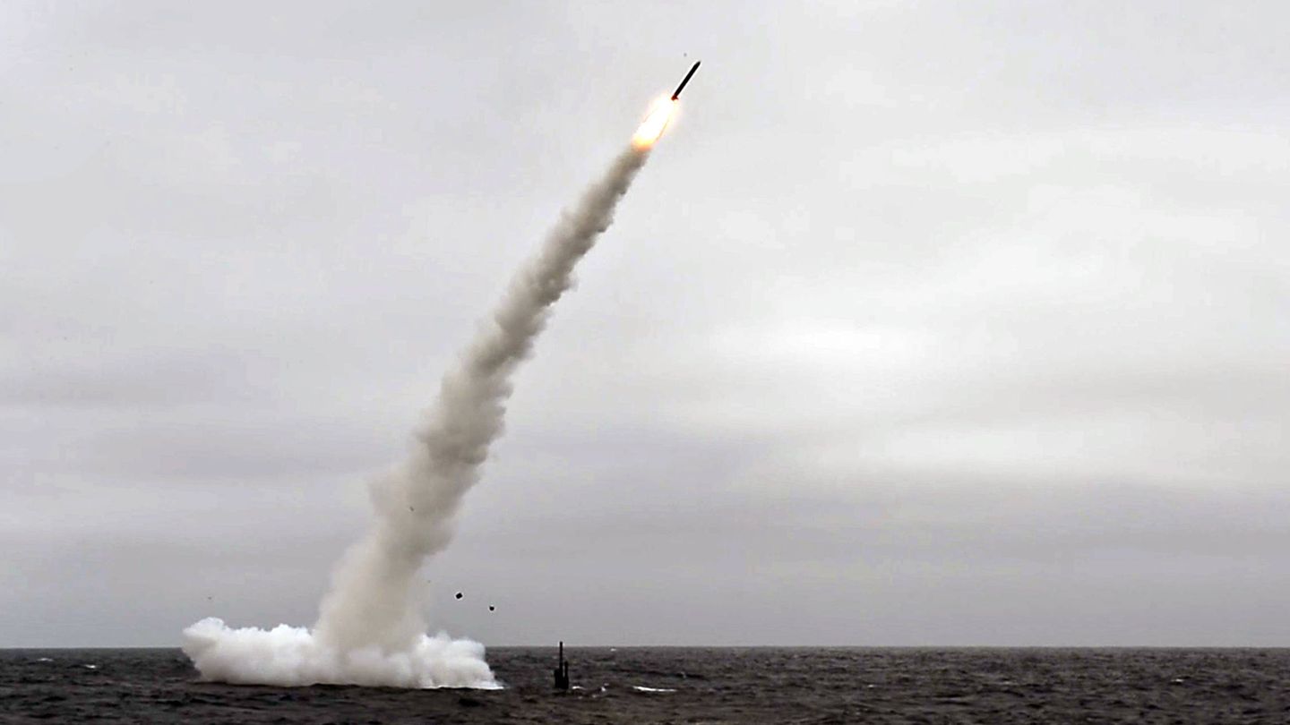 USS Annapolis (SSN 760) lanzando un  Tomahawk Land Attack Missile (TLAM) (US NAVY)