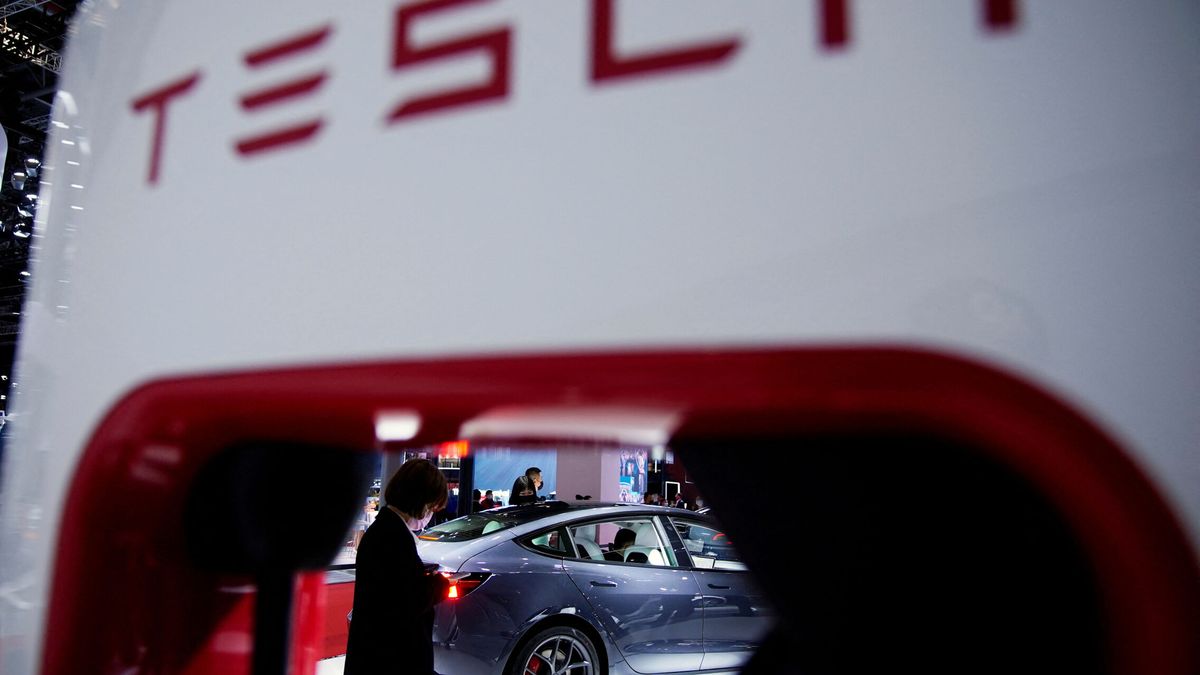 Investigan el choque de un Tesla fuera de control que arrolló y mató a dos personas en China