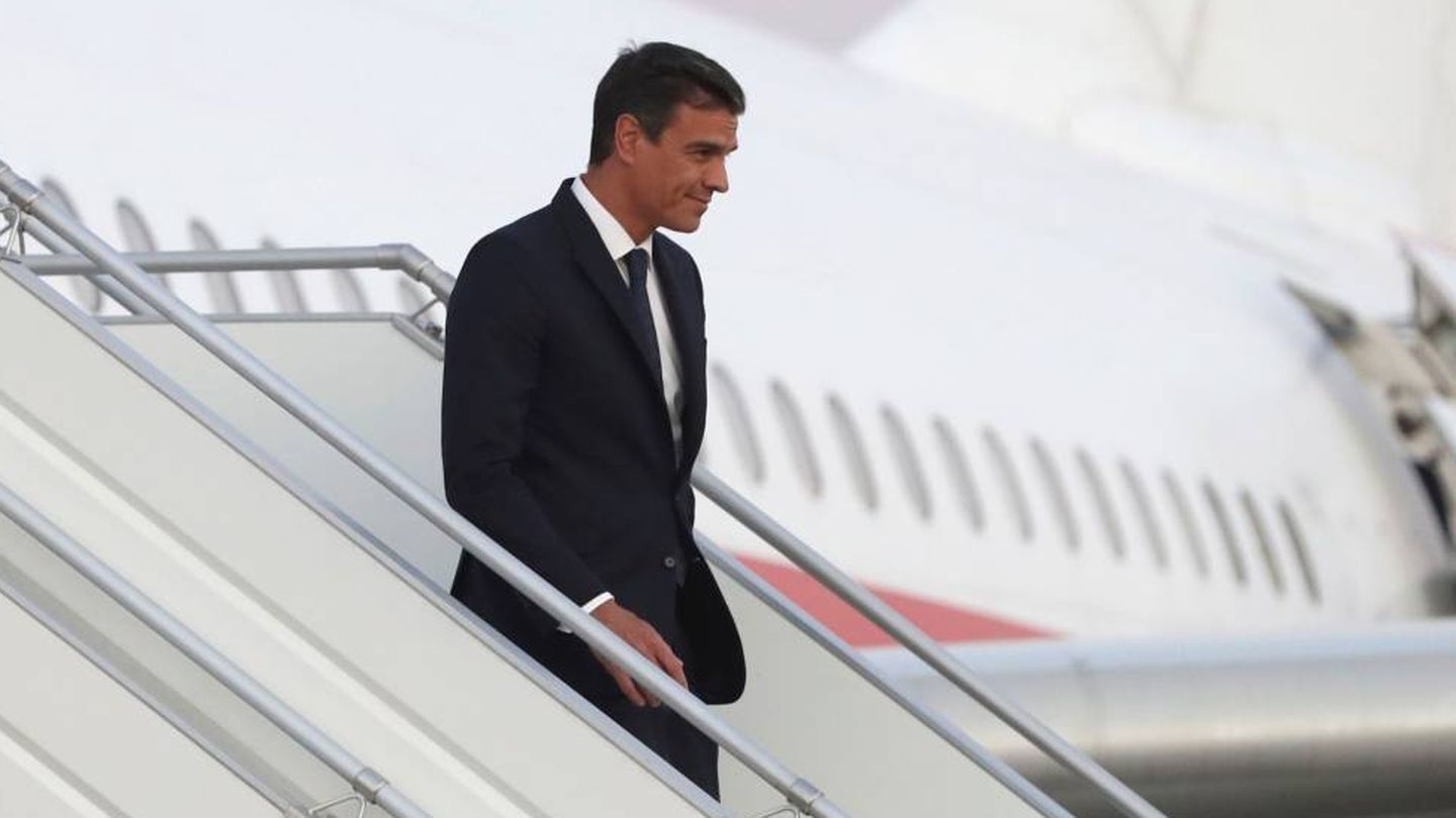Pedro Sánchez, bajando del avión presidencial. (EFE)