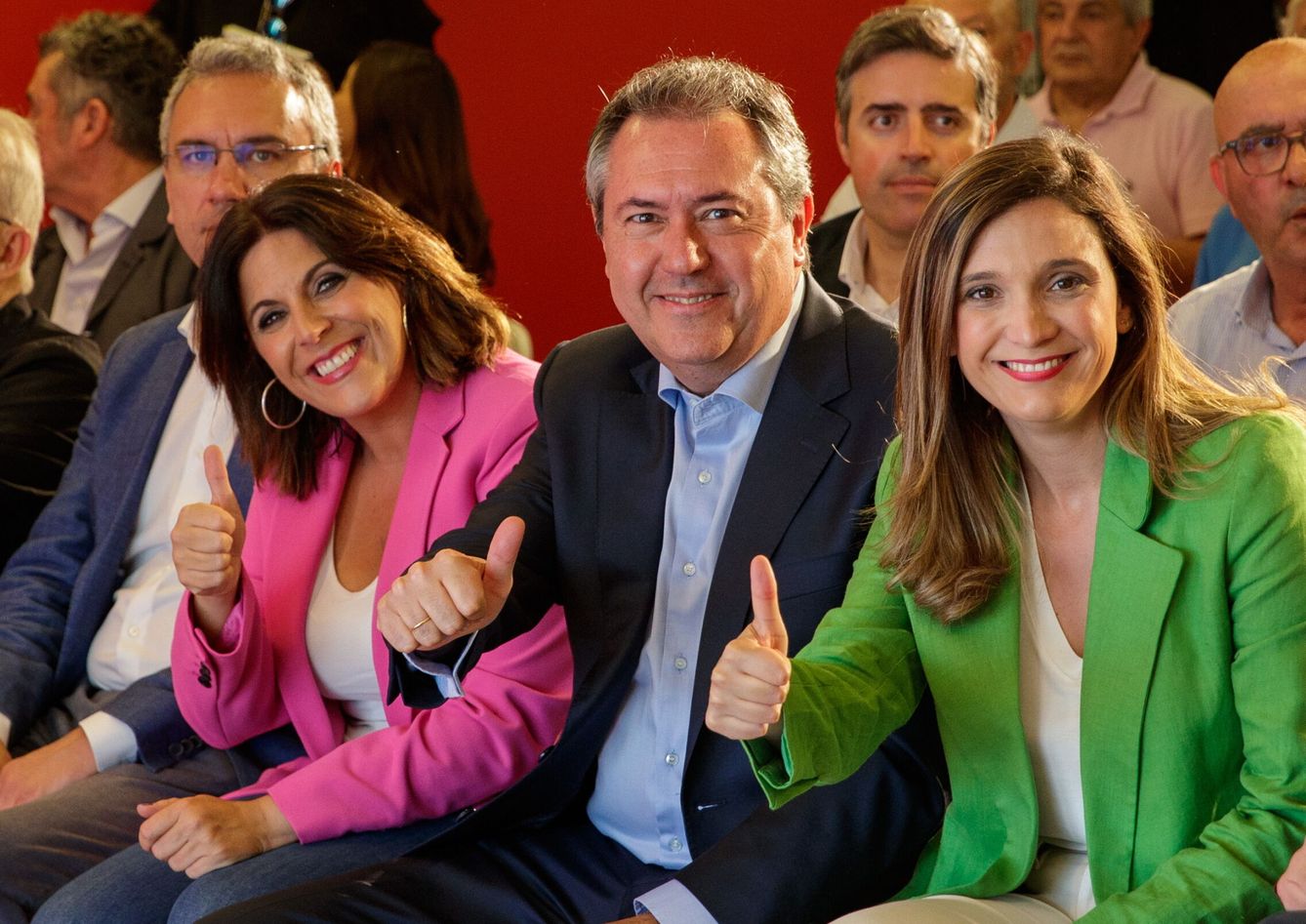 Juan Espadas, líder del PSOE andaluz, entre Ángeles Férriz y María Márquez. (EFE)