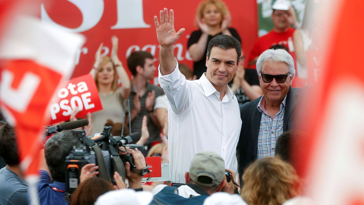 Felipe González y Pedro Sánchez, en el mitin en Madrid de cierre de la campaña de las últimas generales, el 24 de junio de 2016. (Reuters)