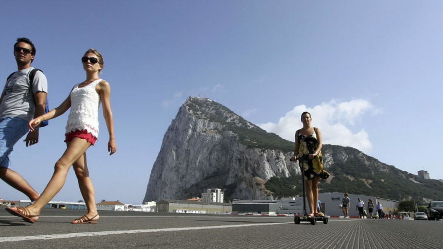 Un grupo de turistas atraviesan la frontera con Gibraltar. (efe)