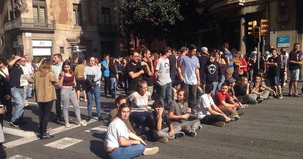 Foto: Los estudiantes cortaron varias calles en Barcelona. (Foto: AP)