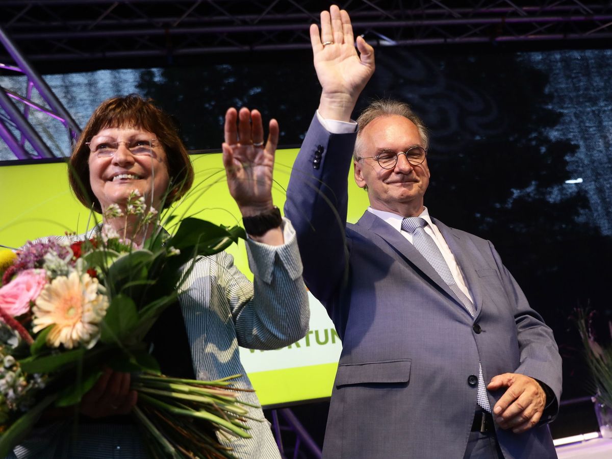 Foto: El líder regional de la CDU, Reiner Haselhoff, celebra junto a su esposa su victoria electoral. (EFE)