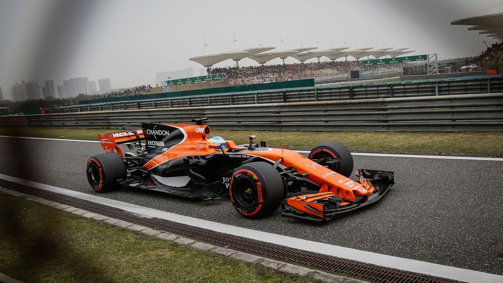 Foto: Fernando Alonso, en el Pit-Lane del Circuito Internacional de Shanghái. (EFE)
