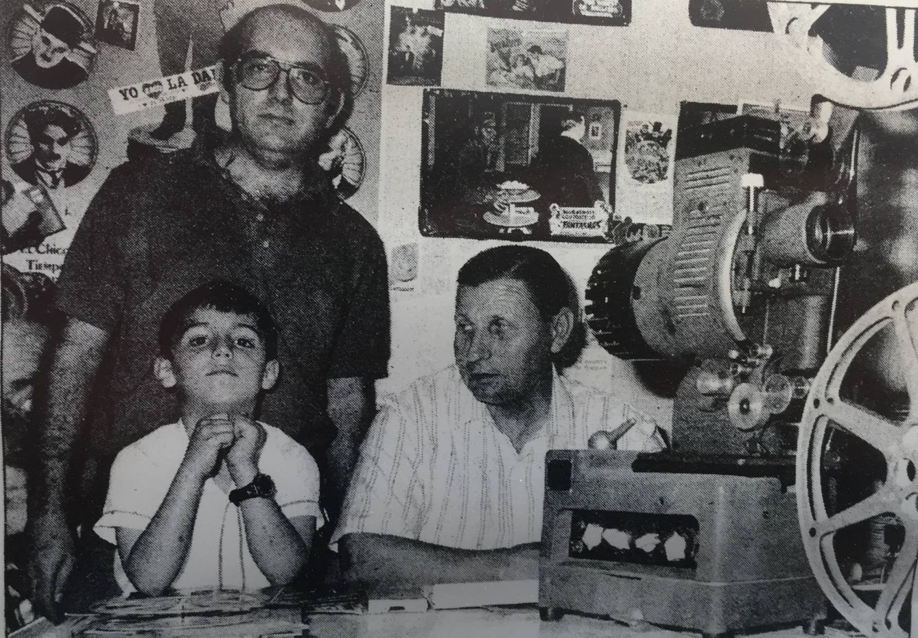 Finales de los ochenta. Fuentes, su padre y su hijo mayor en el cine de Guijuelo. (Tomás López)