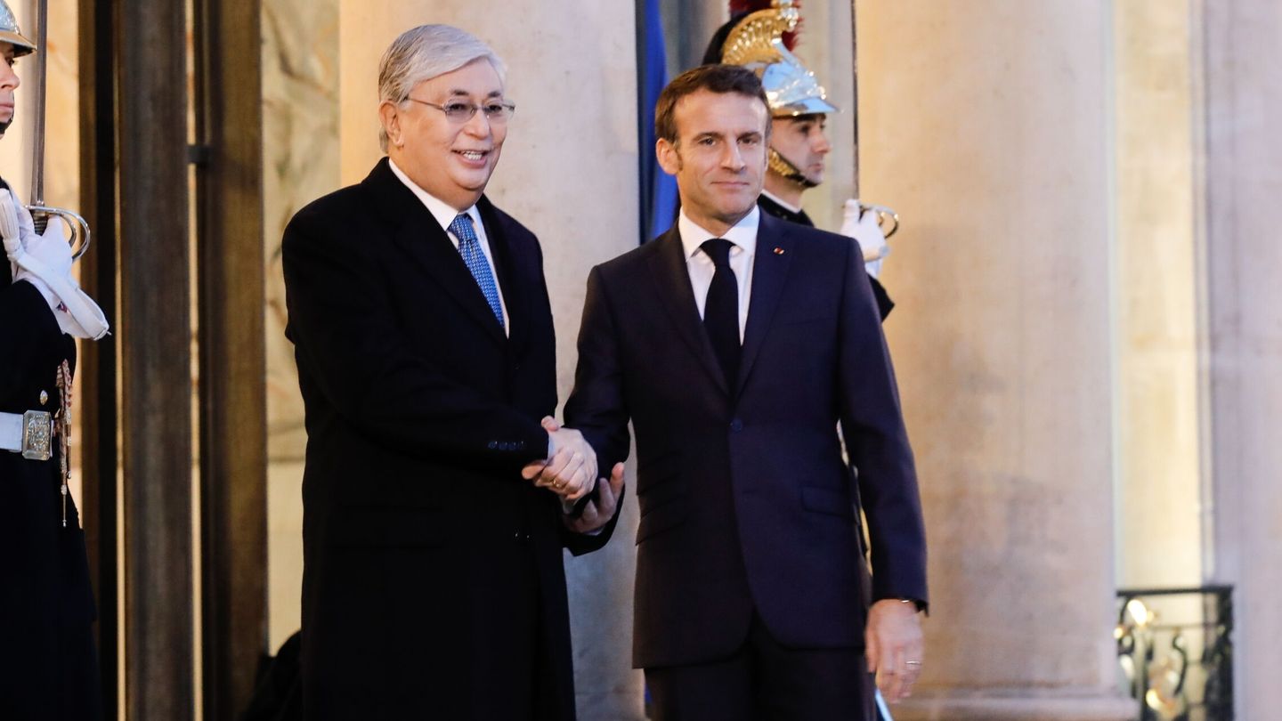 Kassym Jomart Tokáyev, presidente de Kazajistán, y su homólogo francés, Emmanuel Macron, el 29 de noviembre en París. (EFE/Teresa Suárez)