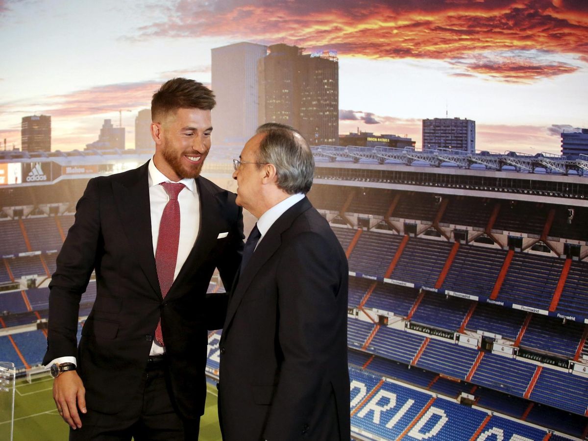 Foto: Sergio Ramos y Florentino Pérez, tras firmar la renovación de 2015. (Reuters)