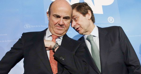 Foto: El presidente de Bankia, José Ignacio Goirigolzarri (i), junto al ministro de Economía, Luis de Guindos. (EFE)