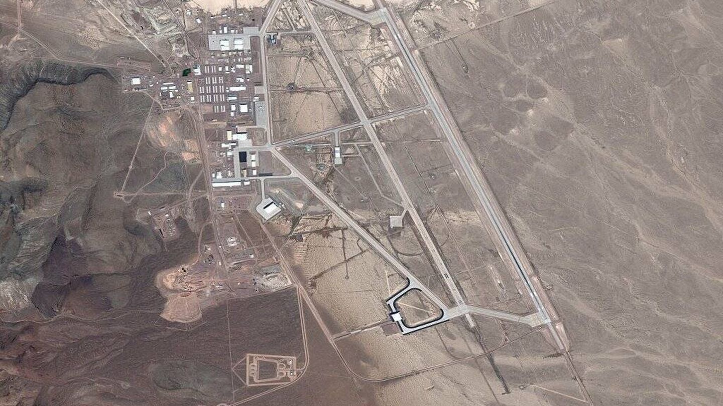 Image por satélite de la legendaria Área 51, donde el programa clandestino del Pentágono ha almacenado en secreto vehículos y armas capturados a otros países durante décadas.