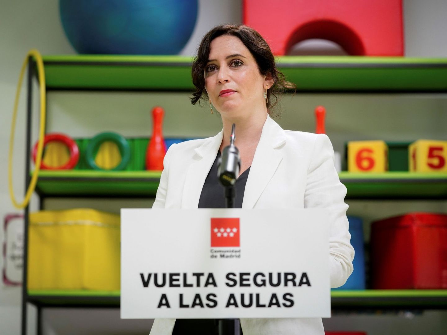 Isabel Díaz Ayuso, durante su visita a un colegio en Madrid este lunes. (EFE)