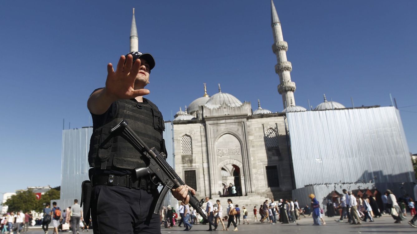 Foto: Un agente de policía hace guardia en el exterior de la mezquita Yuni, en Estambul, días después del fallido golpe de Estado. (EFE)