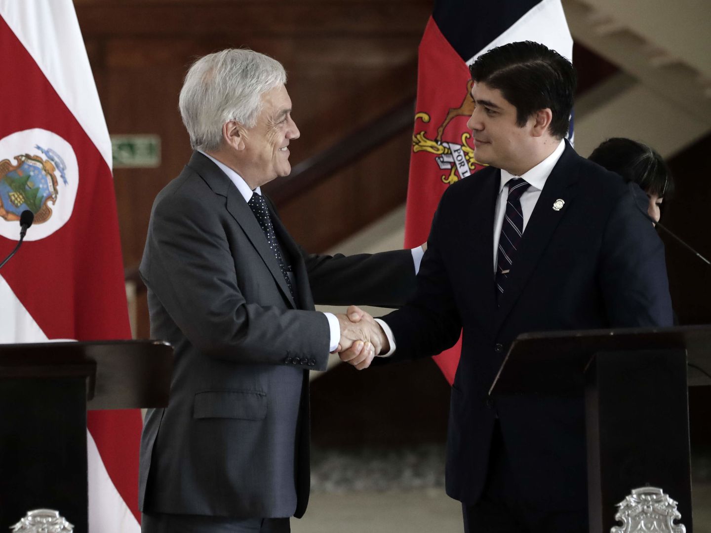 El presidente de Chile, Sebastián Piñera (i), estrecha la mano de su homólogo costarricense, Carlos Alvarado (d), el pasado 9 de julio en San José. (EFE)