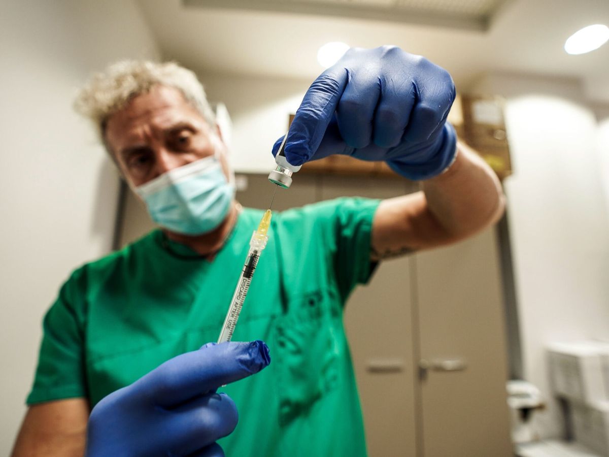 Foto: Un enfermero prepara una vacuna contra el coronavirus. (EFE/Jessica Pasqualon)