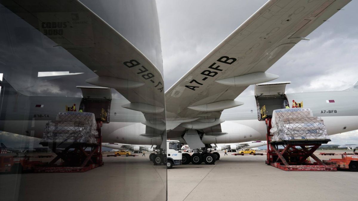 Llega a Barajas un avión cargado con 102 toneladas de material sanitario para Madrid