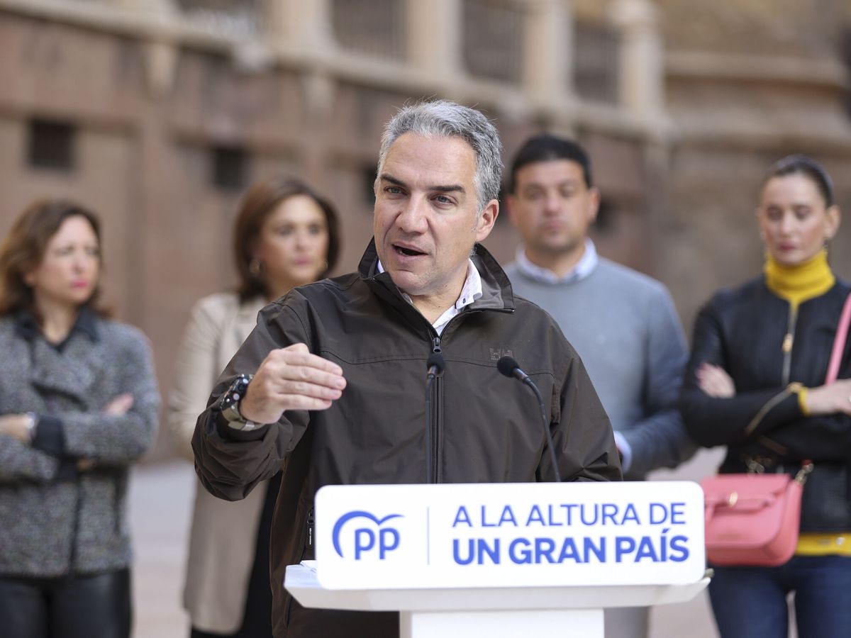 Foto: El coordinador general del PP, Elías Bendodo, en una comparecencia en Málaga. (EFE/Daniel Pérez)