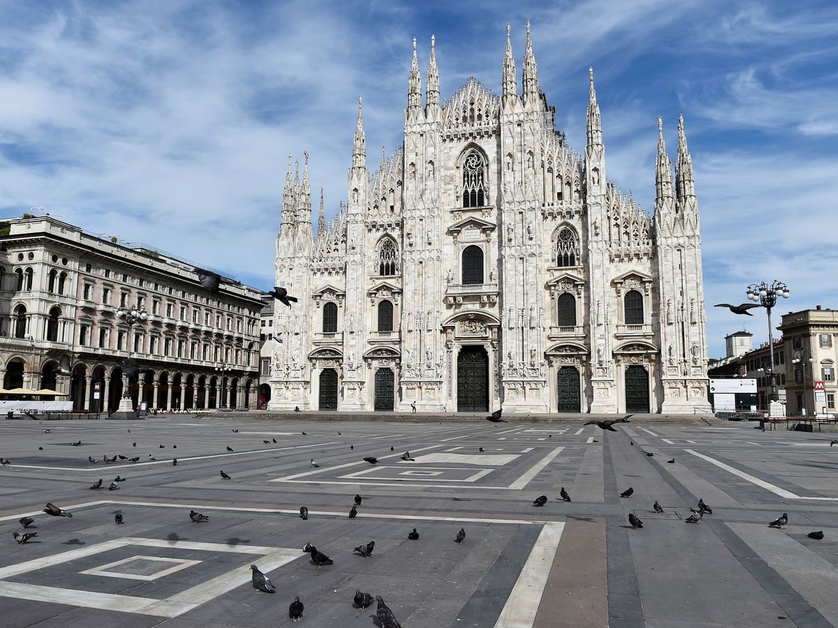 Foto: La plaza del Duomo de Milán, vacía por el confinamiento. (Reuters)