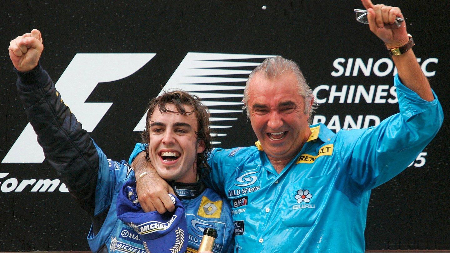 Fernando Alonso y Flavio Briatore celebran una victoria del español en sus primeras temporadas en la Fórmula 1. (EFE)