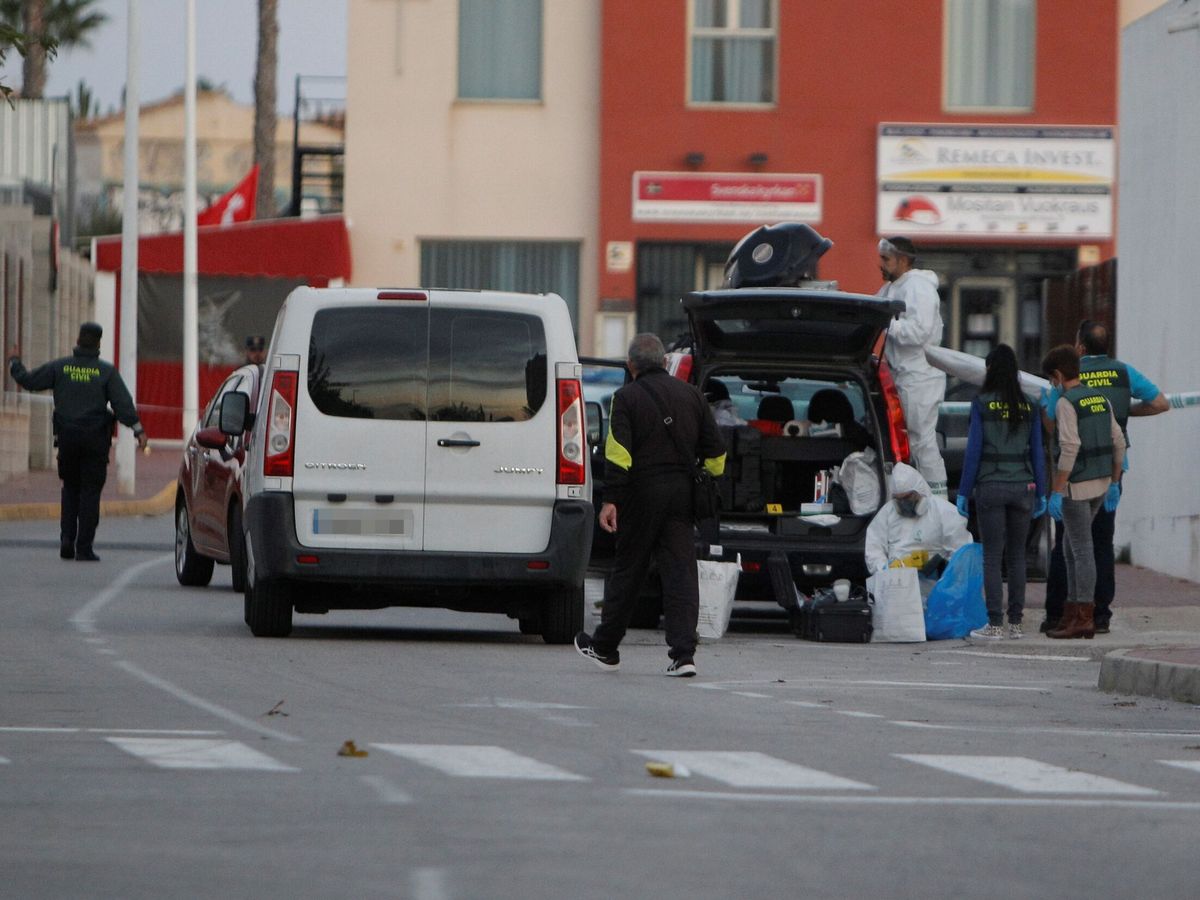 Foto: Agentes de la Policía en una operación en Torrevieja (Alicante). (EFE/Morell)