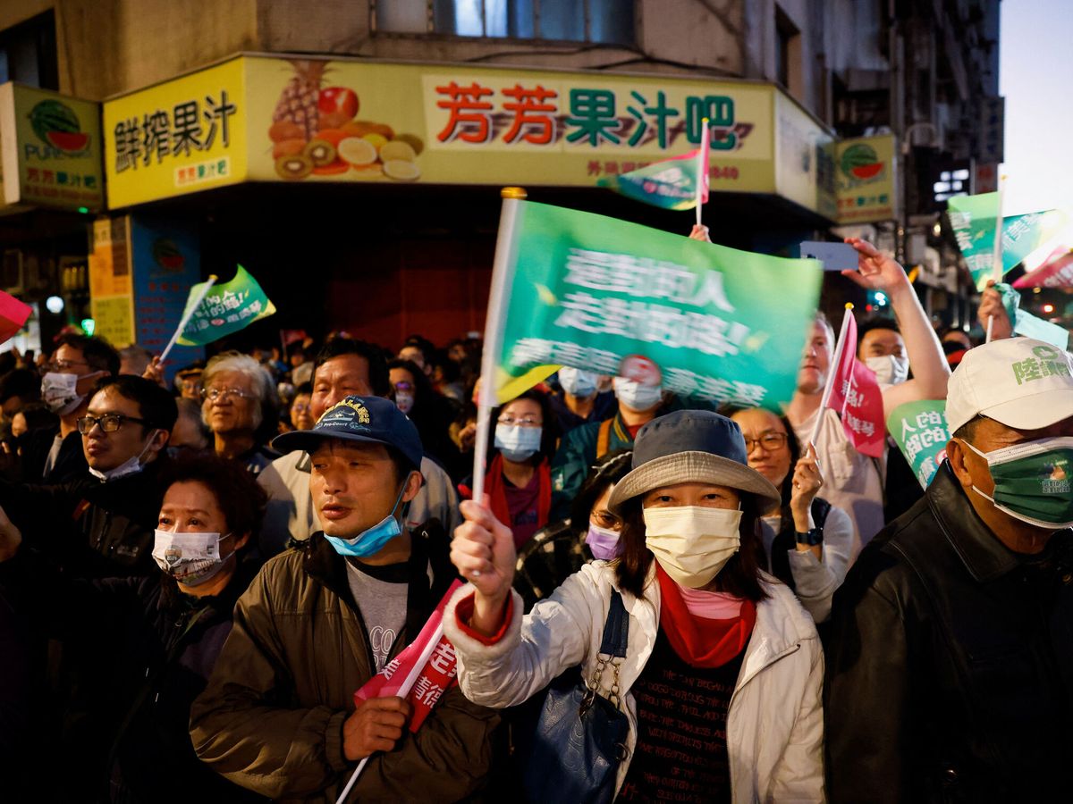 Foto: Manifestantes en la sede del Partido Democrático Progresista (PDP) en Taiwán. (Reuters/Ann Wang)