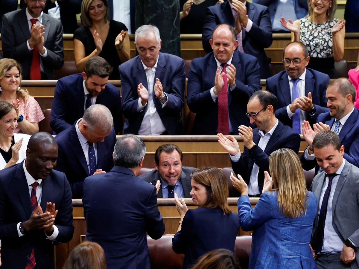 Foto: La bancada del PSOE aplaude a Óscar Puente tras dar la réplica a Alberto Núñez Feijóo, en la réplica de su debate de investidura. (Reuters/Juan Medina) 