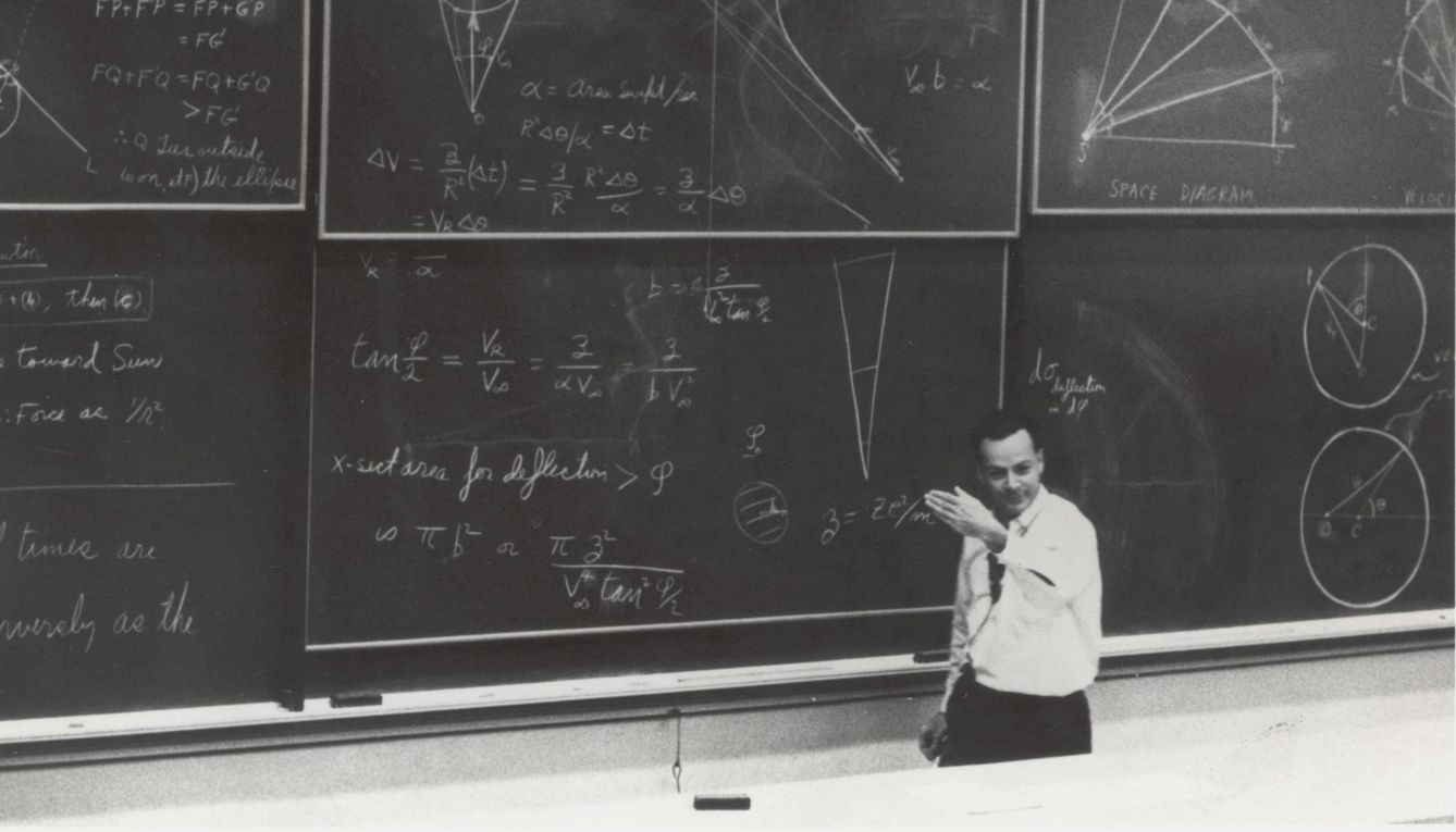 Feynman durante una de sus lecciones. (Creative Commons)
