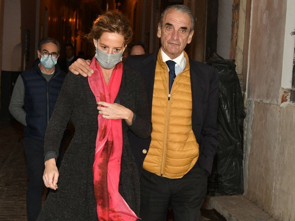 Mario Conde hace oficial su relación con Adriana Torres en un acto en  Sevilla: 