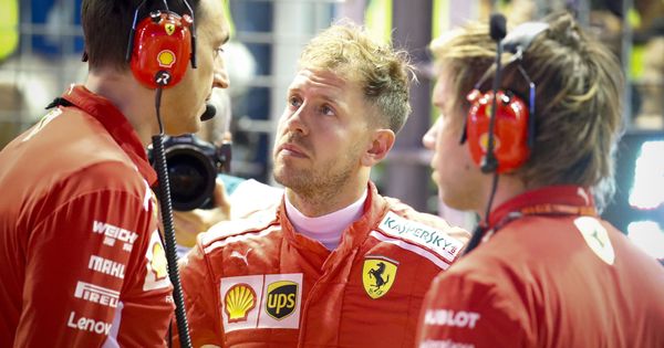 Foto: Vettel y sus ingenieros en el Gran Premio de Singapur (2018)