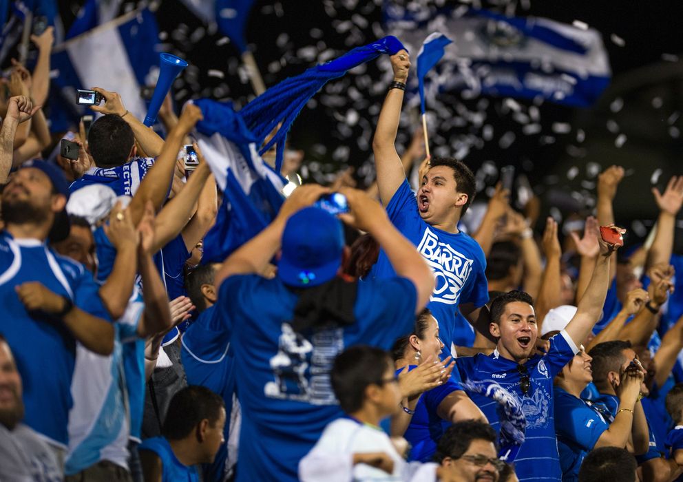 Foto: Aficionados de la selección de El Salvador celebran un gol contra Costa de Marfil en el Toyota Stadium, en Frisco, Estados Unidos. (Reuters)