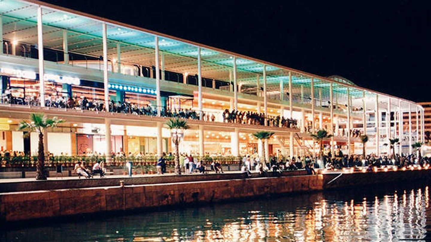 El centro comercial Panoramis se ubica junto a las láminas de agua del Puerto de Alicante. (Panoramis)