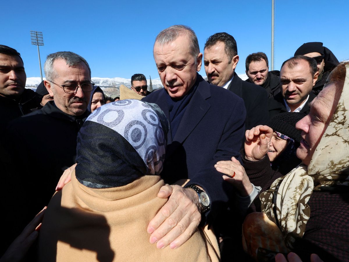 La batalla política del terremoto: Erdogan promete 500€ a cada familia  afectada