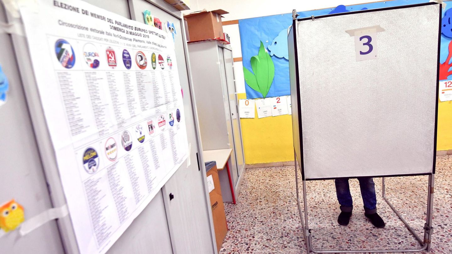 Un hombre en un colegio electoral en Italia. (EFE)