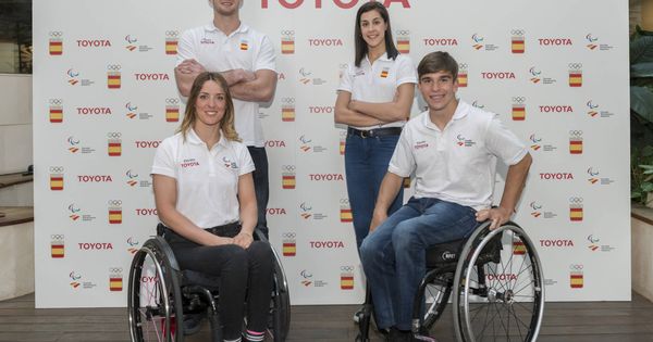 Foto: El equipo Toyota España al completo, Eva Moral y Martín de la Puente junto a  Niko Shera y Carolina Marín. 