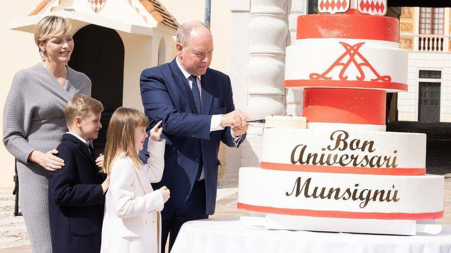 Alberto de Mónaco corta una tarta gigantesca por su 66º cumpleaños. (Instagram/@palaisprincierdemonaco)