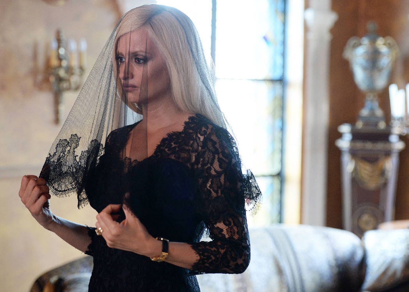 Donatella Versace, de luto en 'El asesinato de Gianni Versace'. (Atresmedia)
