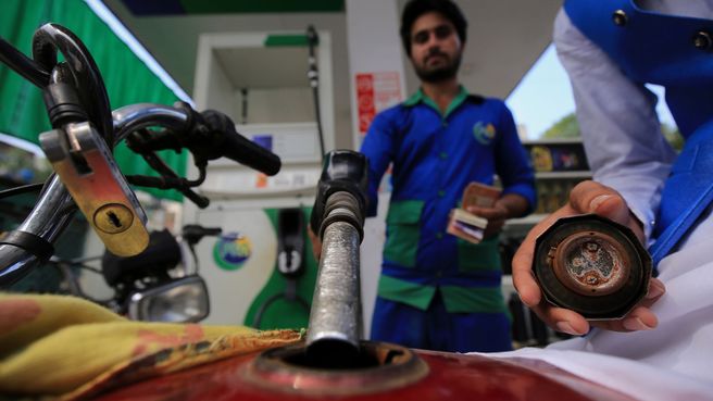 Foto de El Gobierno de Pakistán reduce el precio de la gasolina
