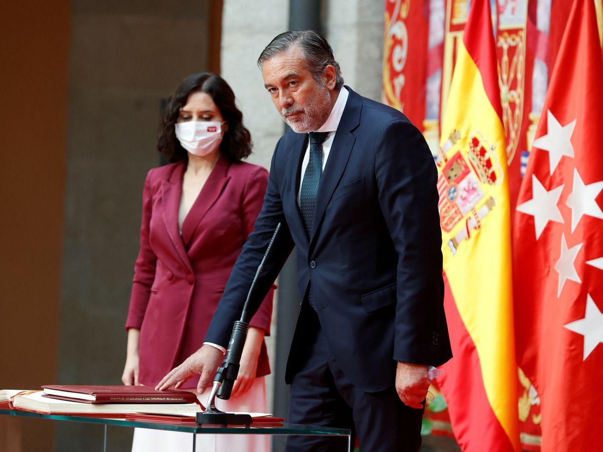 Foto: Isabel Díaz Ayuso observa a su consejero Enrique López mientras jura el cargo. (EFE)