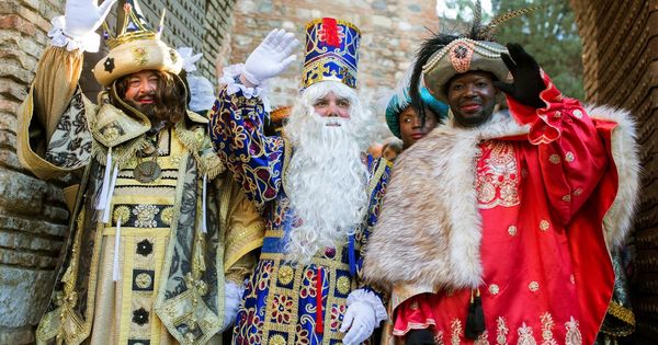 Foto: Los Reyes Magos llegan a cualquier lugar con su magia y sus regalos (EFE/Carlos Díaz)