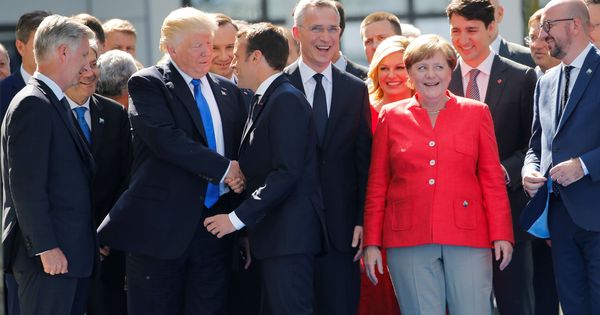 Foto: Saludo entre Trump y Macron en la cumbre de la OTAN (Reuters)