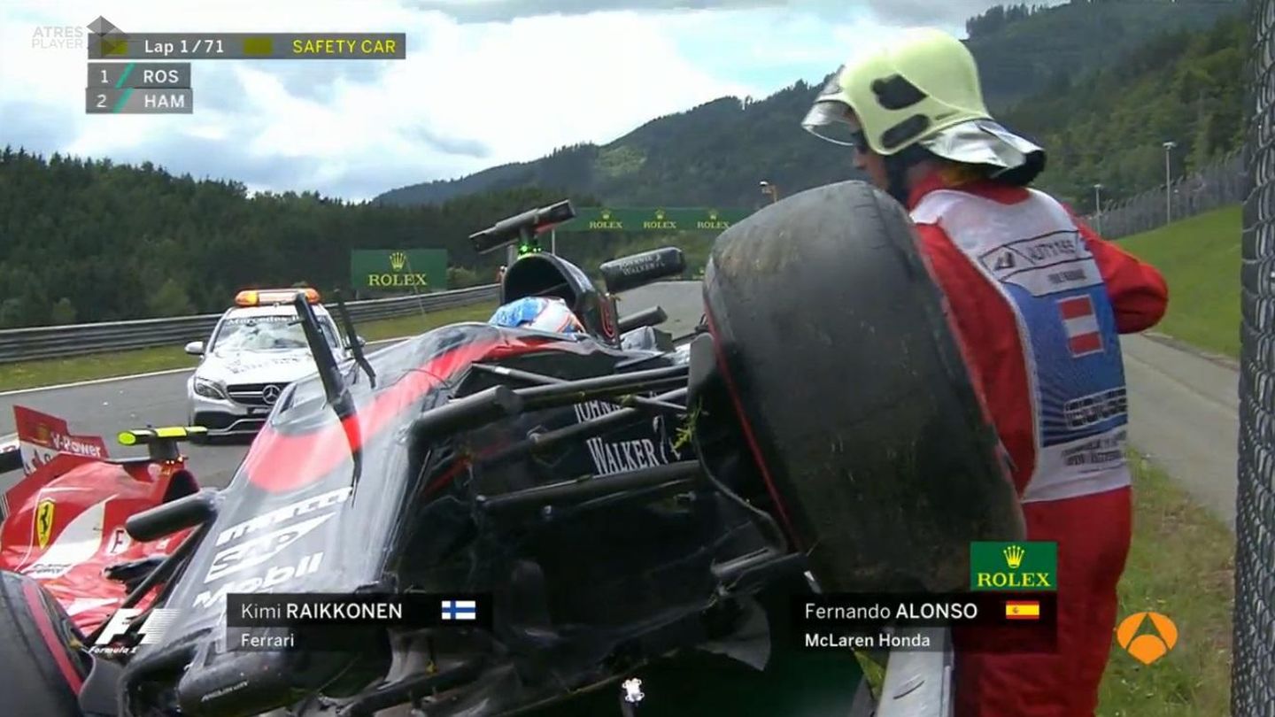 Captura de pantalla del momento del accidente entre Alonso y Raikkonen