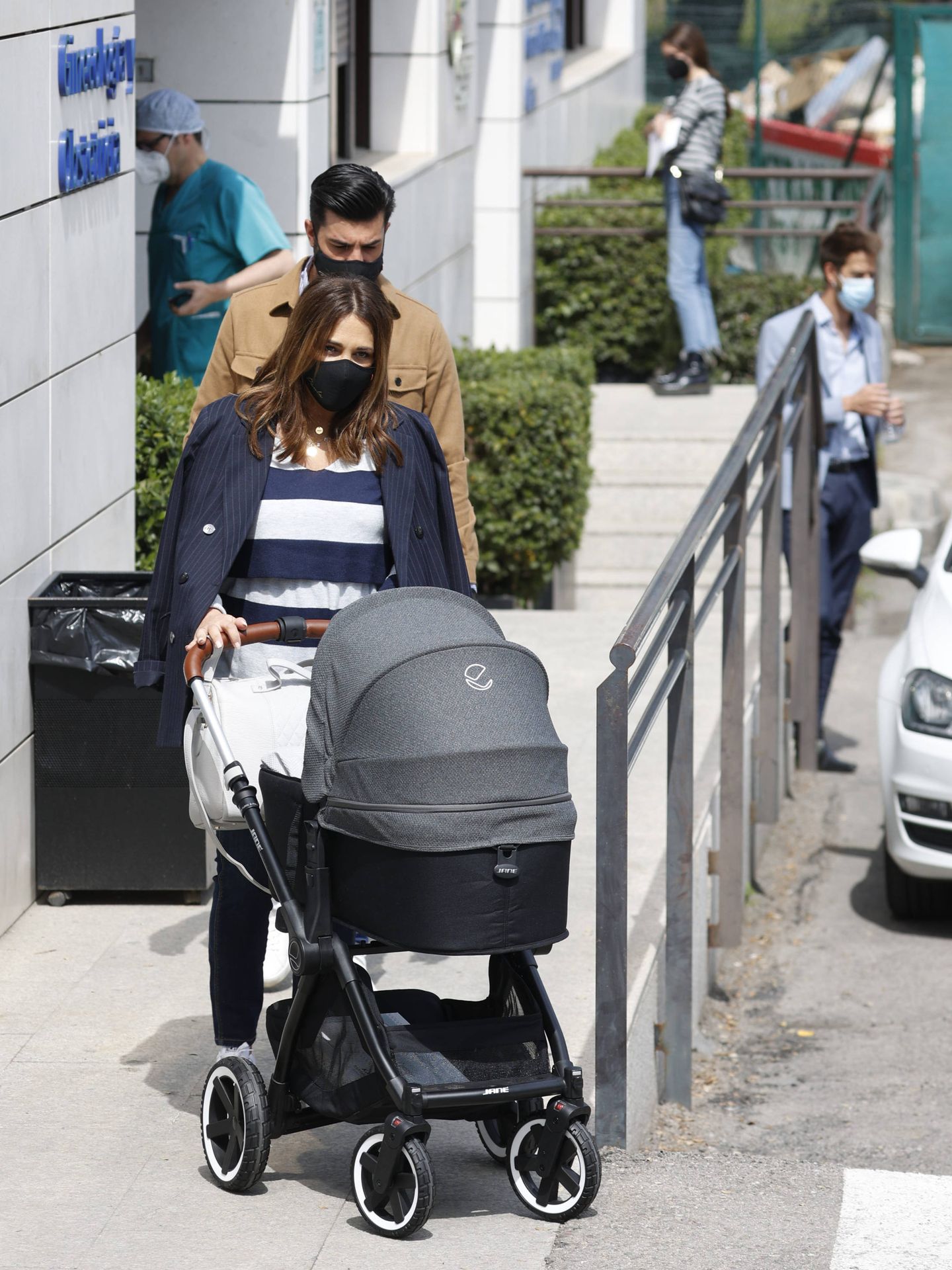 Paula Echevarría y Miguel Torres llevan a su hijo al médico. (Lagencia Press)