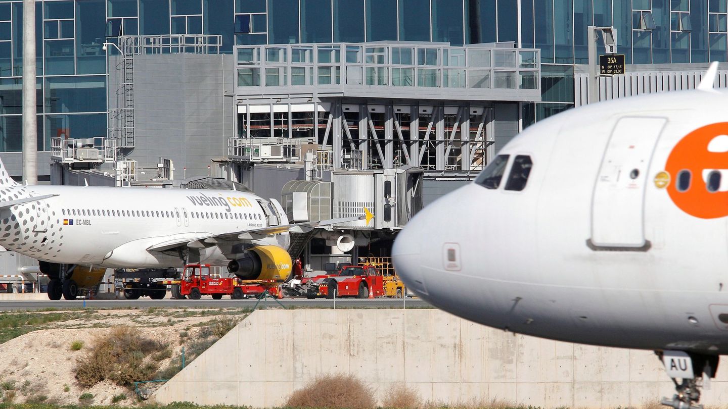 Vista del aeropuerto de Alicante. La provincia considera la conexión ferroviaria con el mismo una de las inversiones clave. (EFE/Morell)