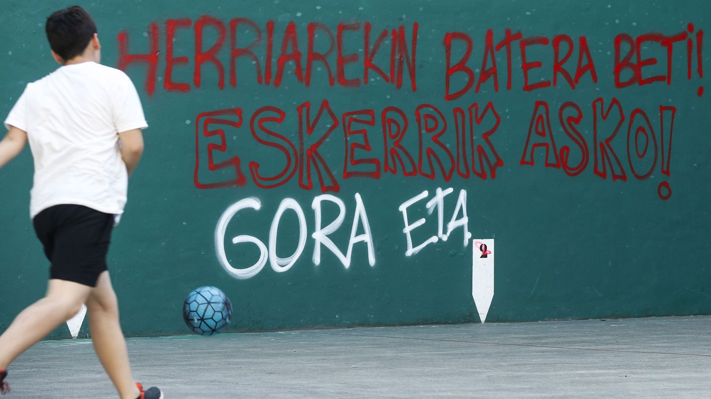 El frontón de Hernani (Gipuzkoa) con una pintada en rojo en la que se lee 'Siempre con el pueblo. Muchas gracias. Gora ETA'. (EFE)