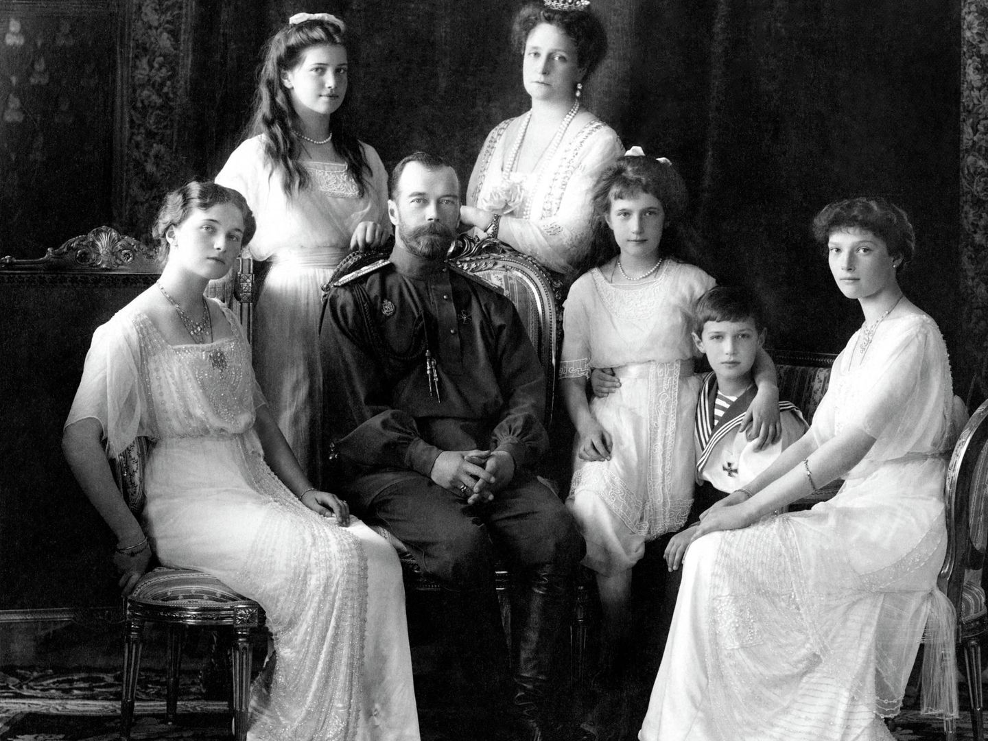 Los zares Nicolás y Alejandra de Rusia, con sus cinco hijos. 