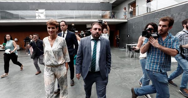 Foto: María Chivite y Ramón Alzórriz en el Parlamento de Navarra. (EFE)