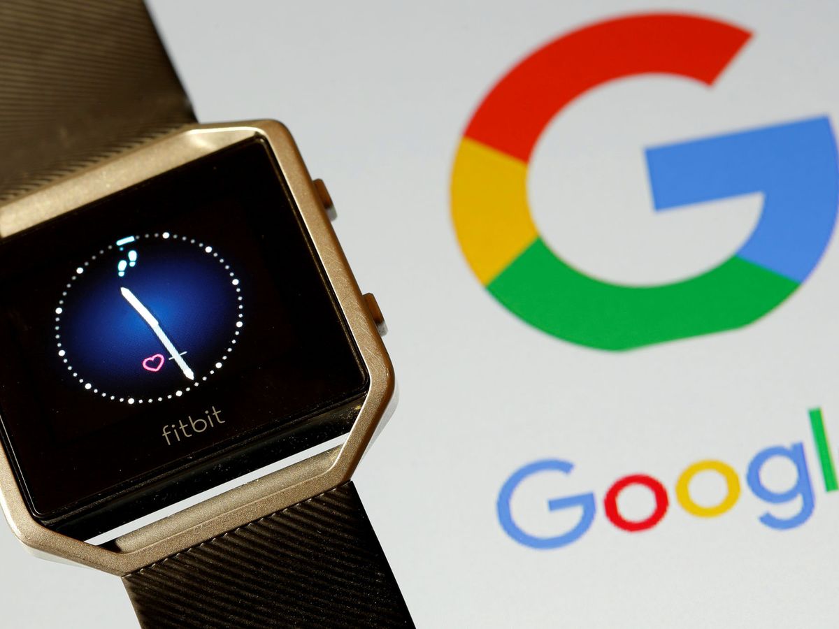 Foto: Un dispositivo de Fitbit, junto al logo de Google. (Reuters)