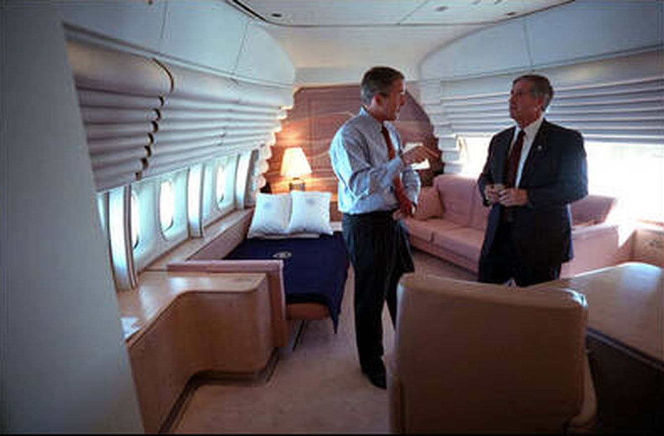 George Bush y su jefe de gabinete, Andy Card, en el Air Force One regresando de Florida (Eric Draper/Casa Blanca)