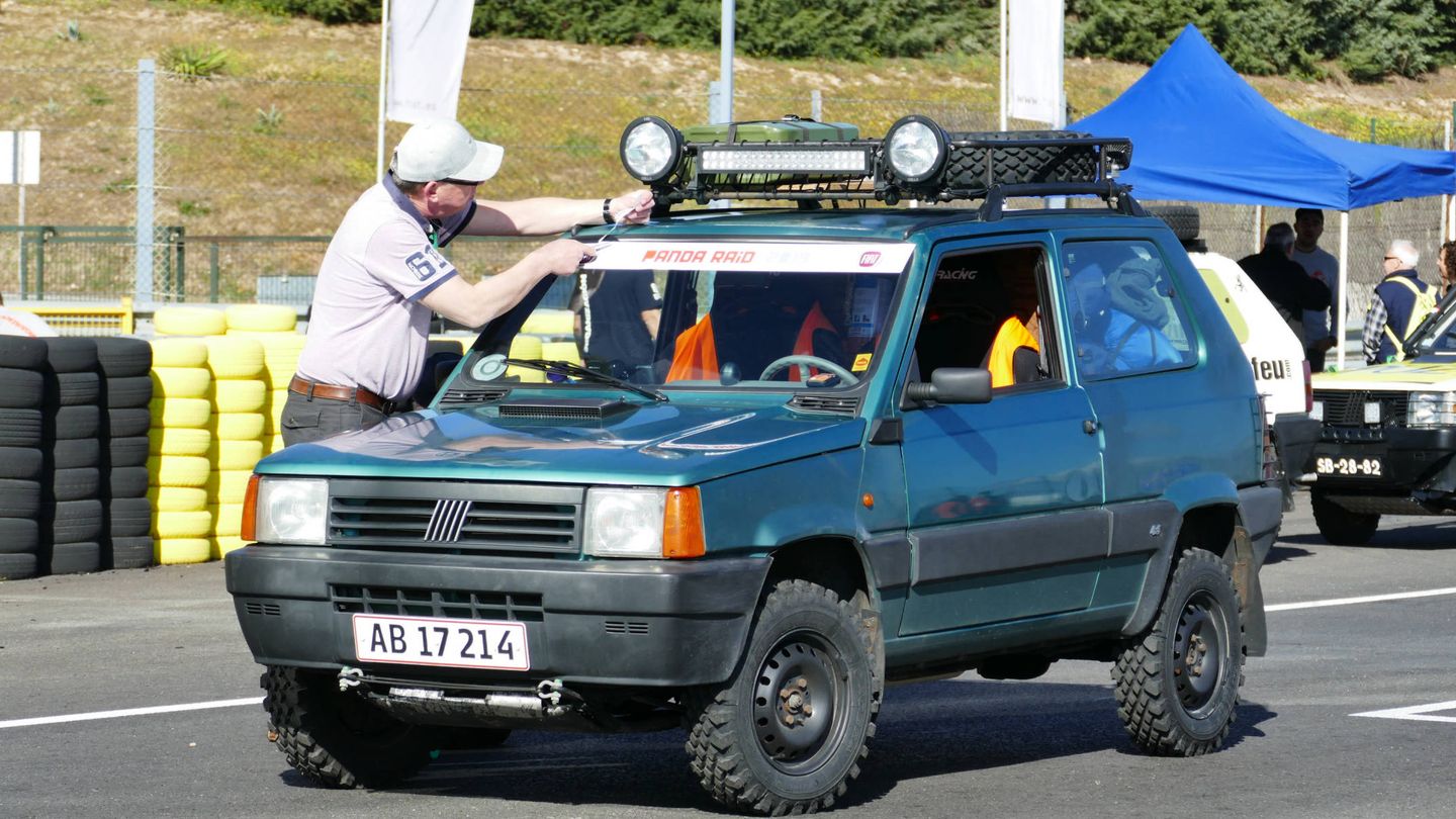 Un participante danés prepara su vehículo. 