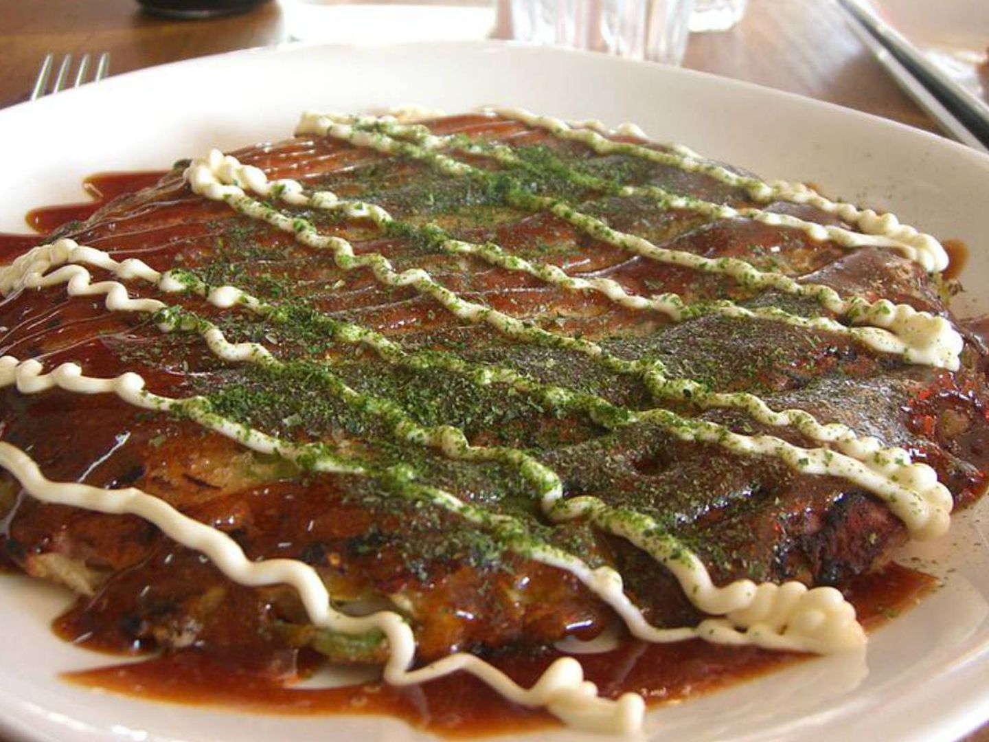 Okonomiyaki, elaboración también conocida como pizza japonesa.